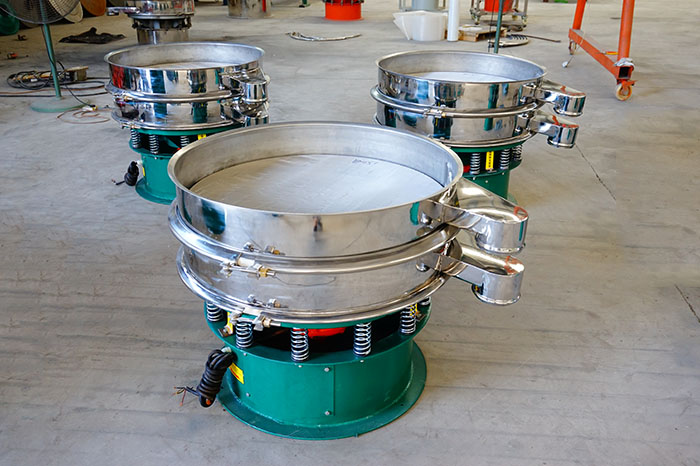玉米淀粉振动筛分机的特点：产品的振动频率高，振幅大，可筛分物料比较广泛，采用304不锈钢材质，对于物料筛分有一定的优势。